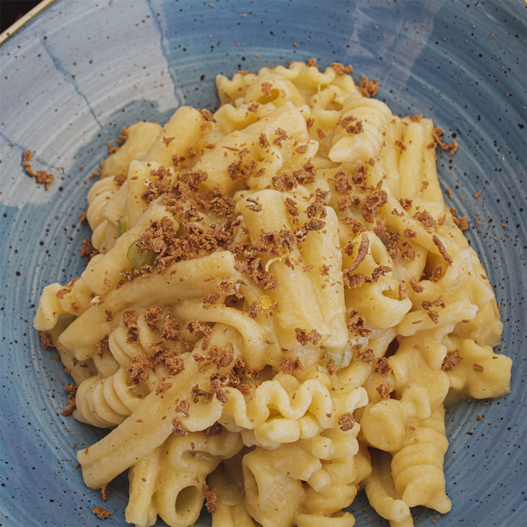 Piatto di pasta, patate e bottarga